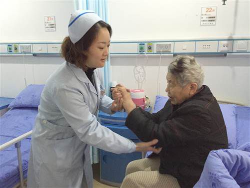 醫(yī)護人員為患者做康復訓練